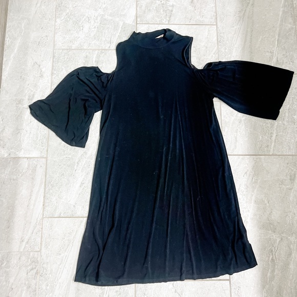 Everly Black Mock Neck Cold Shoulder Flared Sleeve Stretch Knit Dress Size Small - Picture 2 of 8